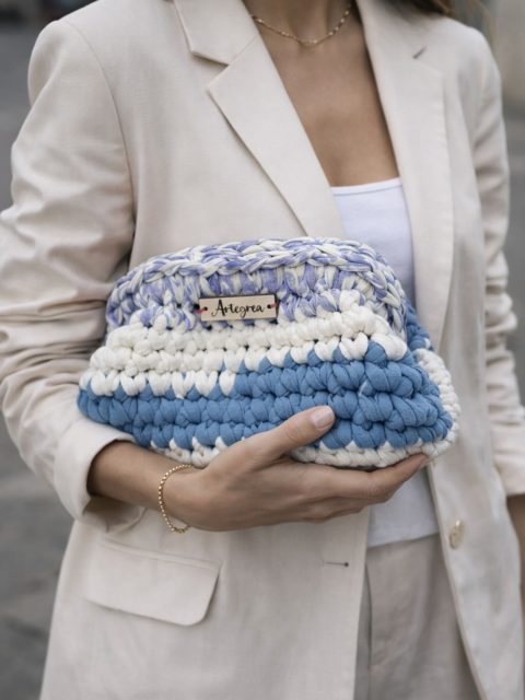 💙 I colori del cielo, intrecciati a mano

Questa borsa nasce dall’incontro tra delicate sfumature di azzurro e bianco, lavorate con cura per creare un effetto unico e raffinato. Ogni dettaglio racconta passione, artigianalità e amore per le cose fatte bene.

Perfetta per chi ama distinguersi con eleganza, senza rinunciare alla semplicità ✨

🧶 Fatto a mano
🌊 Ispirata ai colori del mare e del cielo
🎀 Unica, come te

#handmade #artigianatoitaliano #borsafattaamano #stileitaliano #fashiondetails summervibes madeinitaly