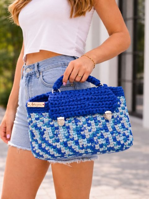 Eleganza semplice, fatta a mano 💙✨
Una borsa che parla di stile e personalità, perfetta da portare a mano per un look fresco e raffinato.

I dettagli intrecciati e le sfumature di blu la rendono unica, ideale per dare carattere anche all’outfit più basic 🧵

Per chi ama distinguersi… con naturalezza 💫

#handmade #borsauncinetto #artigianato #madeinitaly #fashionstyle lookestivo styleinspo detailsmatter